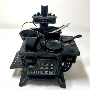 Vintage cast iron stove. QUEEN. Accessories. Pot. Pan. Burner covers.Miniature